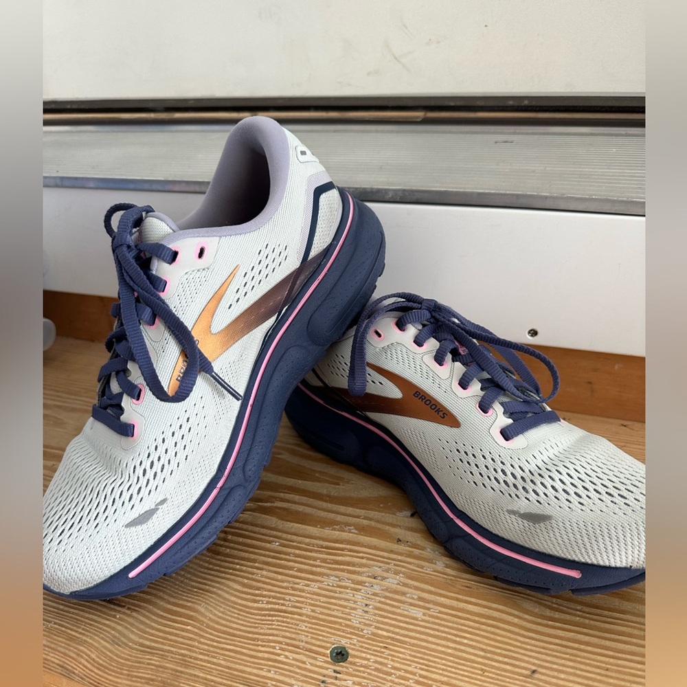 LIGHTLY used Brooks Ghost 15 Women’s Sz 7.5 Sneakers